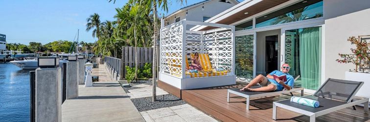 其他 Waterfront Tranquility and Heated Pool - Serene Midcentury Retreat