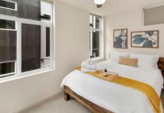 Lain-lain 6 Rooftop Patio with Stunning City Views - Stylish Urban Retreat