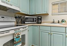 其他 3 Fire-Pit and Shared Seating Near the Beach - Cozy Coastal Retreat