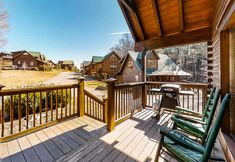 其他 7 Dog-friendly cabin with private hot tub, free WiFi, pool table, and central AC