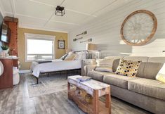 อื่นๆ 5 Ocean View and Deck - Beautiful Coastal Studio Retreat