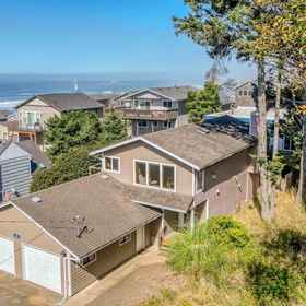 Logo1Ocean View Deck and Hot Tub - Charming Coastal Escape,Roads End State Recreation Site飯店