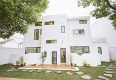 其他 3 Three Penguins Inn