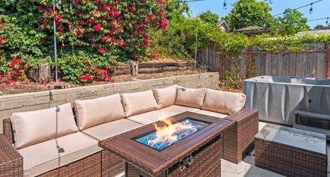 Others 2 Hot Tub and Outdoor Fire Pit Oasis - Charming Relaxing Retreat