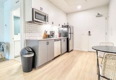 อื่นๆ 3 Contemporary Apartment with Cozy Living Space - Inviting Escape