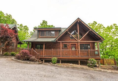 อื่นๆ Cozy Cabin with Hot Tub and Pool Table - Inviting Mountain Retreat