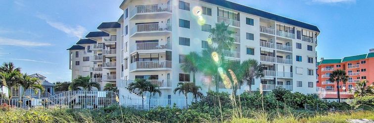Others Beachfront coastal condo with private balcony, W/D, on-site heated pool & grills