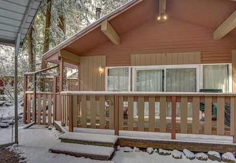 其他 Enchanting Hot Tub and Fenced Yard - Inviting Forest Retreat