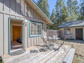 Others 4 Charming Cabin with Hot Tub and Cozy Living Space - Inviting Retreat