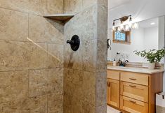 기타 6 Expansive Enclosed Backyard and Hot Tub - Delightful Family Retreat