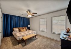 其他 3 Private Fenced Backyard with BBQ and Patio - Stunning Modern Escape