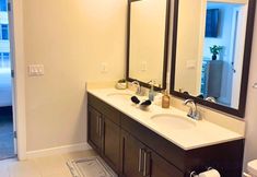 Others 6 Stunning City Views and Year-Round Pool - Elegant Highrise Oasis