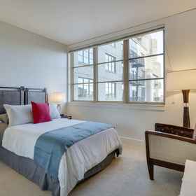 Logo1Spacious, Downtown Location – Great for Work and Relaxing!,摩特诺玛县公寓