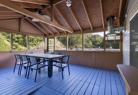 其他 Spacious Backyard and Spa Area with Jacuzzi - Stunning Tranquil Retreat