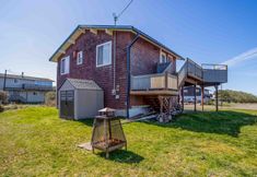 Others 2 Ocean Views and Cozy Deck - Inviting Coastal Haven