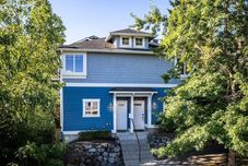 อื่นๆ Spacious Living with Off-Street Parking - Charming Modern Retreat