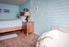 Khác 7 Waterfront Deck and Spa Tub - Cozy Coastal Retreat