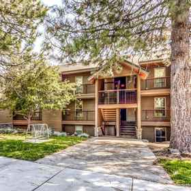 Logo 1 Mountain view condo with a fireplace, WiFi, partial AC, shared hot tub & pool, Les Schwab Amphitheater Hotels