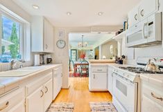 기타 6 Sunny Cottage with Expansive Backyard - Charming Coastal Retreat