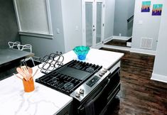 Others 3 Convenient Access to Airport and Downtown - Modern Retreat