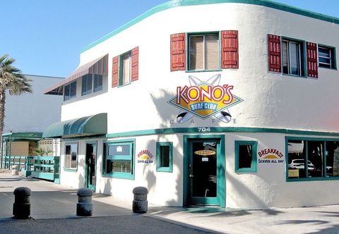 Others Stylish Townhome with Outdoor Dining and Gas BBQ - Charming Beach Retreat