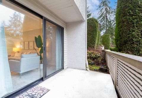 อื่นๆ Stylish Townhouse with Patio and Electric Fireplace - Chic Modern Oasis