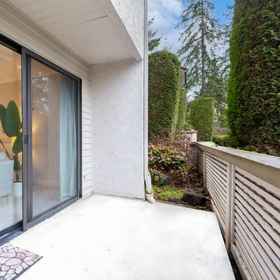 Hotel Interior/Public Areas 1 Stylish Townhouse with Patio and Electric Fireplace - Chic Modern Oasis, โรงแรม & ที่พัก Washington