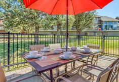 Others 5 Stylish Townhome with Outdoor Patio and Spa Tub - Inviting Escape