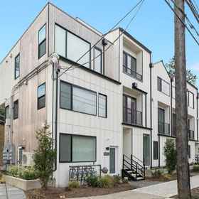 Hotel Exterior 1 Rooftop Deck and Gourmet Kitchen Amenities - Cozy Urban Retreat, Hotel Seattle Children's Hospital