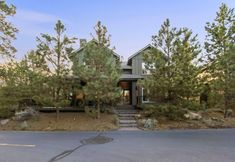 Others 3 Expansive Deck and Community Hot Tub and Pool - Elegant and Bright