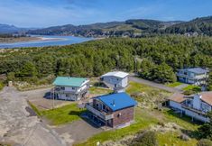 Others 6 Ocean Views and Cozy Deck - Inviting Coastal Haven