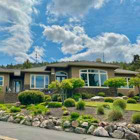 Logo 1 Breathtaking Mountain Views and Wine Cellar - Elegant Luxury Retreat, 데슈츠 카운티 호텔