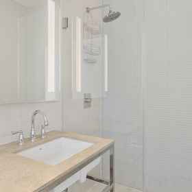 Others1Panoramic City Views and VIP Services - Elegant Designer Penthouse,皇后区飯店