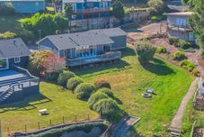其他 Hot Tub, Kayaks and Cozy Fire Pit - Charming Lakeside Haven
