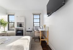 Others 5 Stylish Studio with Workspace and Shared Living Area - Serene Urban Haven