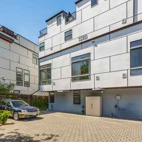 Hotel Exterior 1 Rooftop Terrace and Historical Appeal - Charming Elegant Oasis, Hotel Perpustakaan Awam Seattle