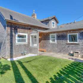 Hotel Exterior 1 Oceanfront Deck and Cozy Interior - Charming Coastal Escape, Lincoln County Hotels