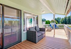 其他 7 Family-Friendly Home with High-Speed WiFi, Water View, W/D, and Enclosed Yard