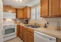 Others 5 Spacious Condo with Pool and Shuffleboard - Charming Beach Retreat