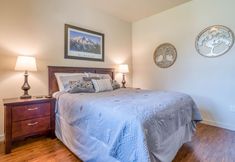 Others 7 Stylish Townhome with Outdoor Patio and Spa Tub - Inviting Escape