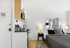 Others 3 Charming Studio Retreat - Modern Amenities and Vibrant Location