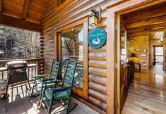 其他 6 Dog-friendly cabin with private hot tub, free WiFi, pool table, and central AC