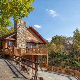 Hotel Exterior1Cozy Cabin with Game Room and Hot Tub - Inviting Getaway,哈特菲尔德和麦考伊晚餐秀飯店