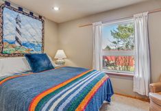 其他 6 Charming Getaway with Hot Tub and Spacious Patio - Delightful Family Retreat