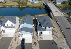 기타 6 Secluded Retreat - Waterfront, Hot tub, Fireplace, Games