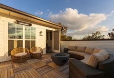 Lainnya 7 Furnished Rooftop and Breathtaking Skyline Views - Stylish Urban Haven