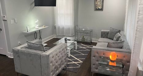 Others 2 Inviting Home with Modern Amenities - Charming Cozy