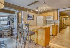 Others 5 Scenic Deck and Geothermal Pool Access - Charming Getaway