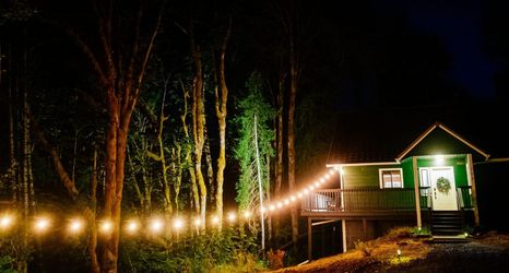 อื่นๆ 2 Cozy Fireplace and Indoor Movie Theater - Charming Forest Retreat