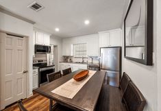 其他 2 Private Fenced Backyard with BBQ and Patio - Stunning Modern Escape